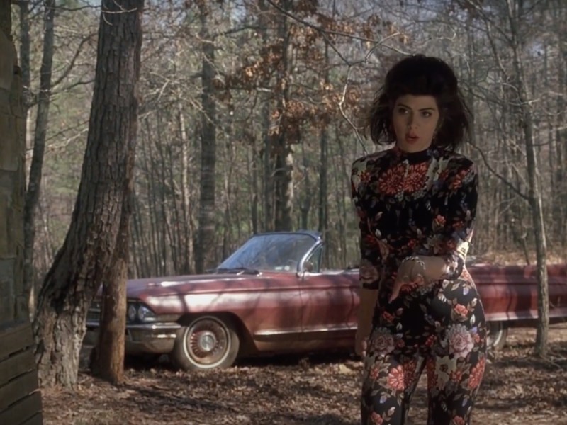 『いとこのビニー』（My Cousin Vinny）：モナ・リサ・ヴィト（マリサ・トメイ）が着る花柄キャットスーツ